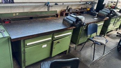 2 Werkbänke mit Schraubstock